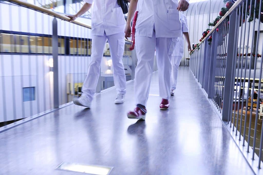 Zorgprofessionals aan het werk in een zorginstelling.